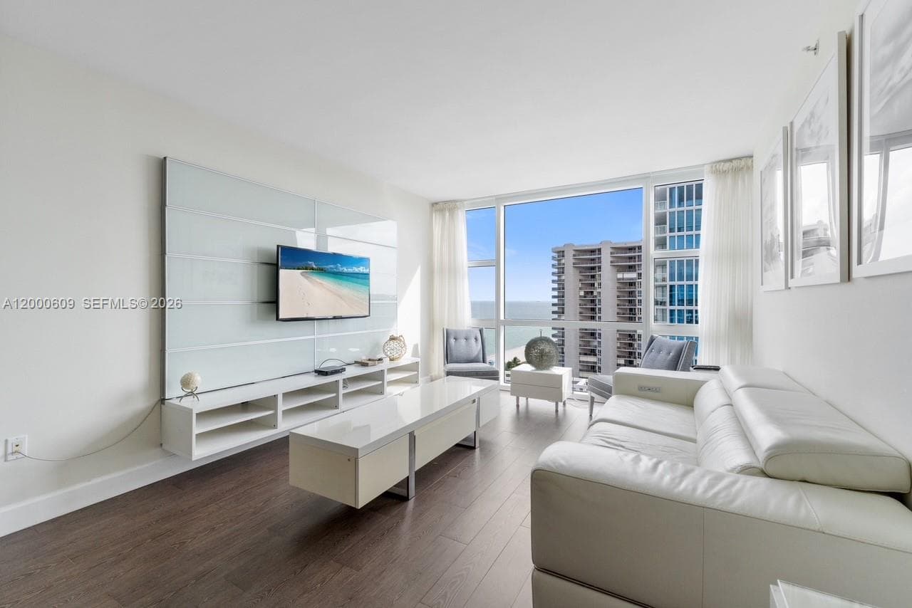 6801 Collins Ave LPH10 photo 2