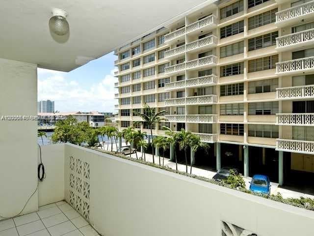 1833 S Ocean Dr 307 photo 20