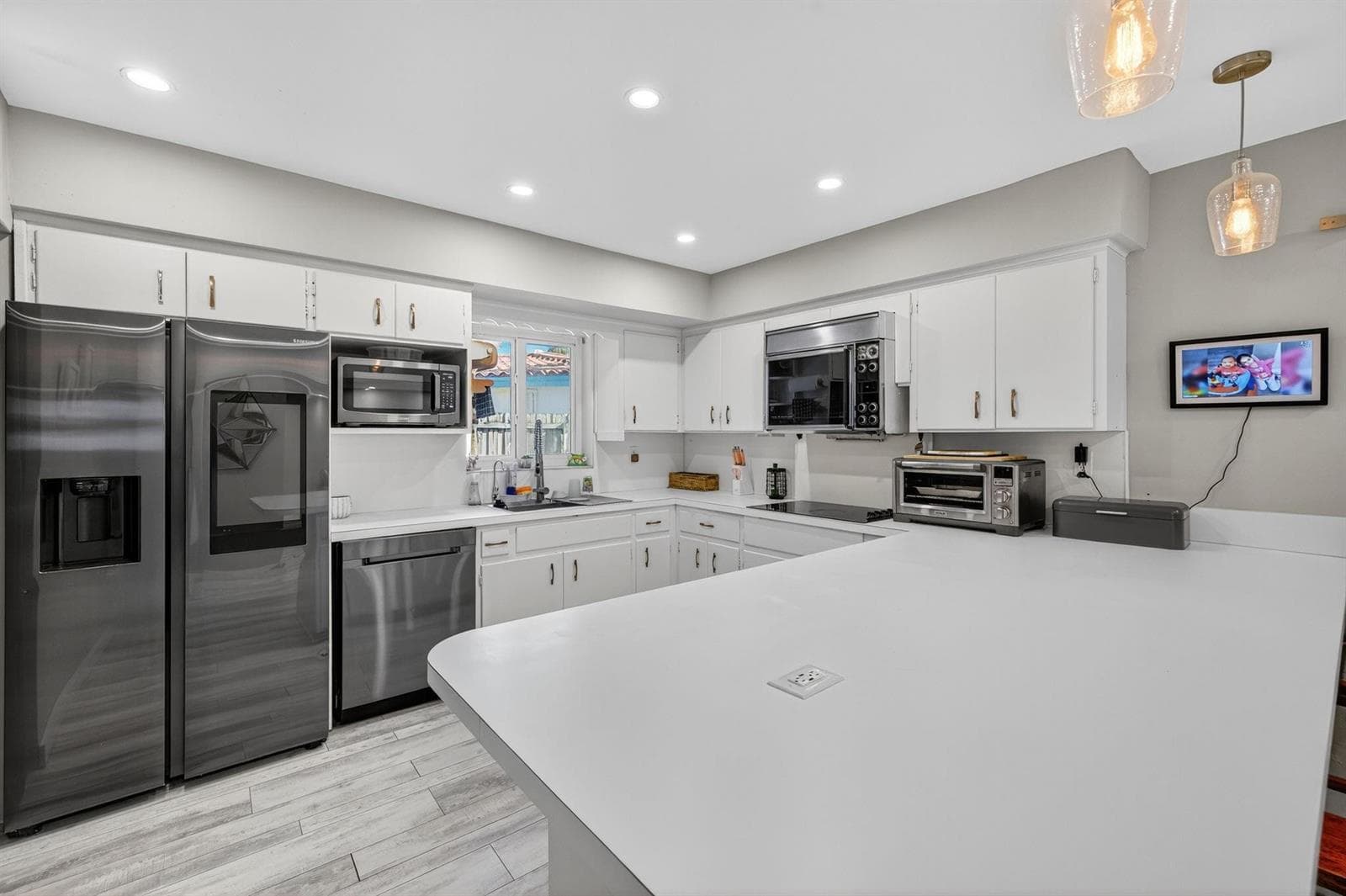 1570 NE 30th Place photo 17