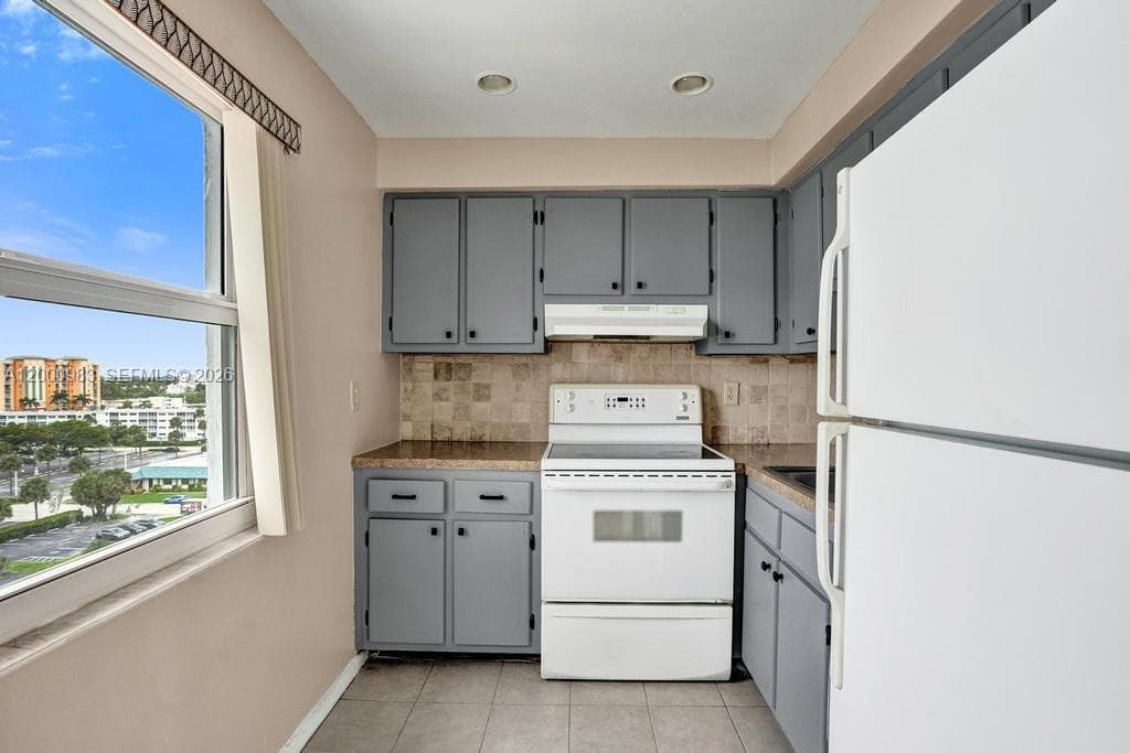 710 Ocean Blvd 812 photo 14