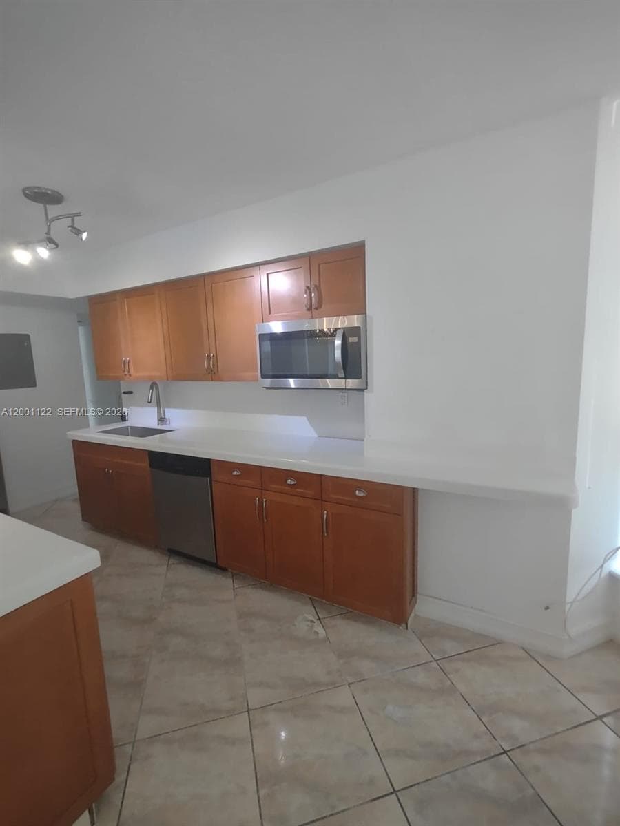 3600 Mystic Pointe Dr 513 photo 4