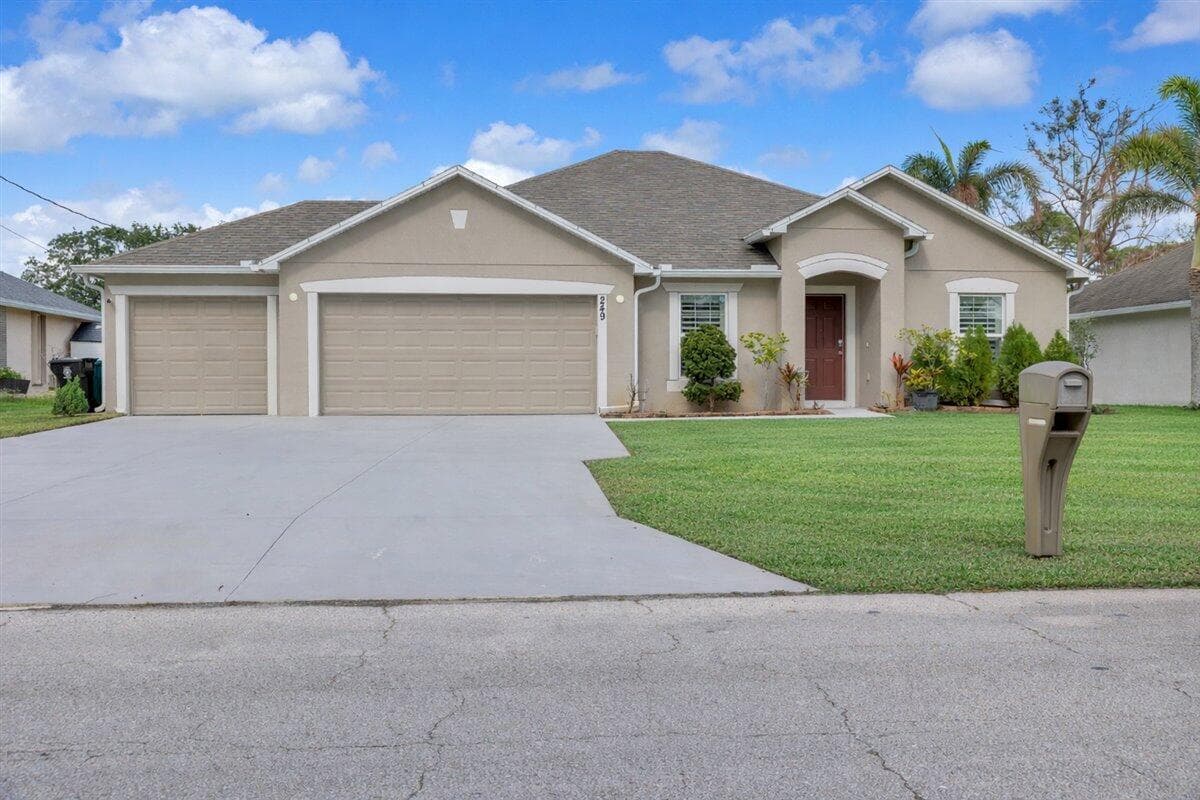 249 SE Whitmore Drive photo 2
