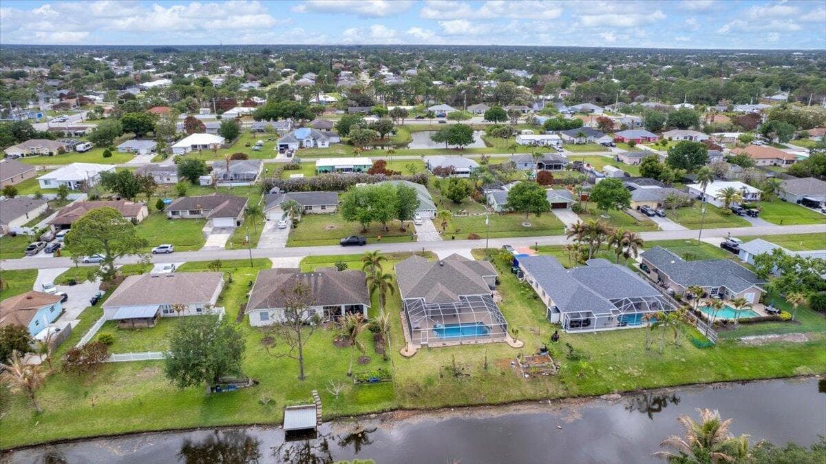 249 SE Whitmore Drive photo 3