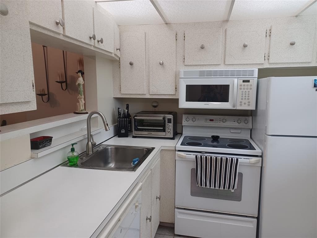 1391 S Ocean Boulevard 105 photo 3