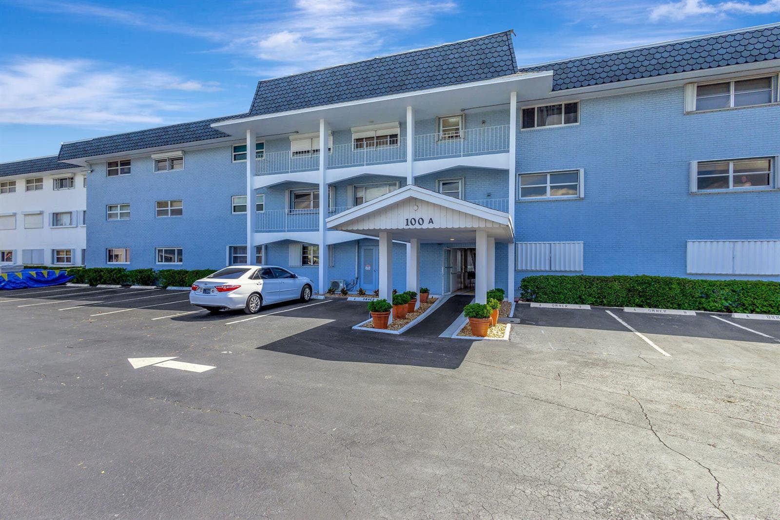 100 Shore Court 304 photo 2