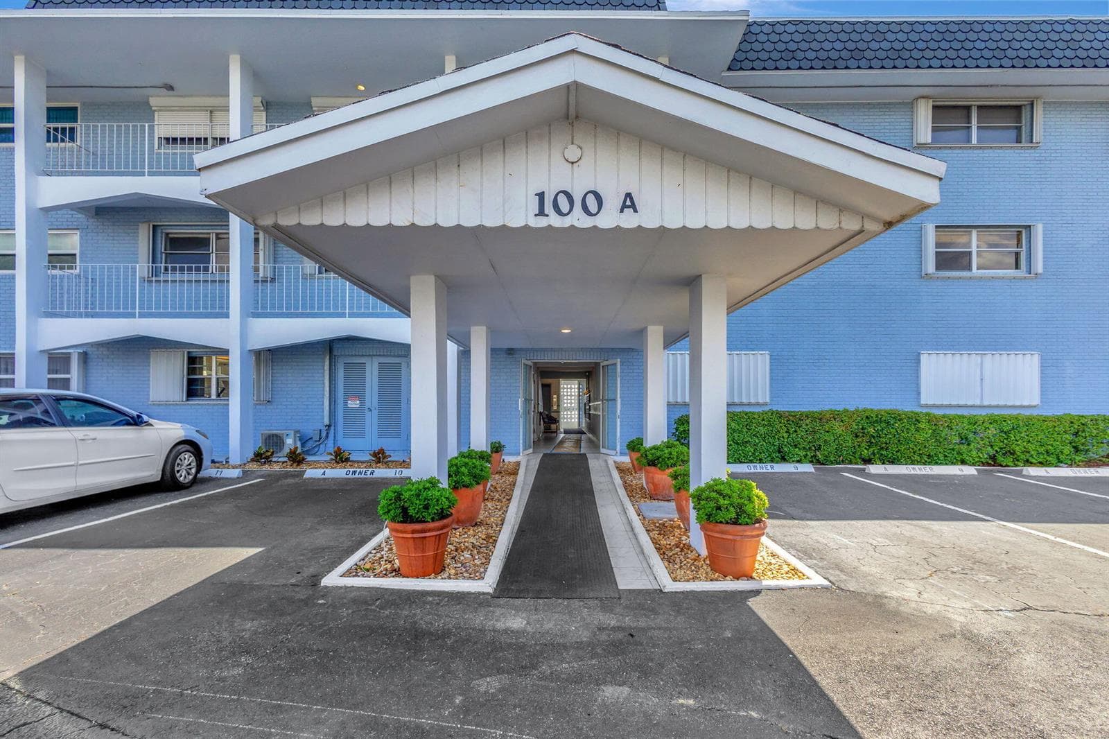 100 Shore Court 304 photo 1