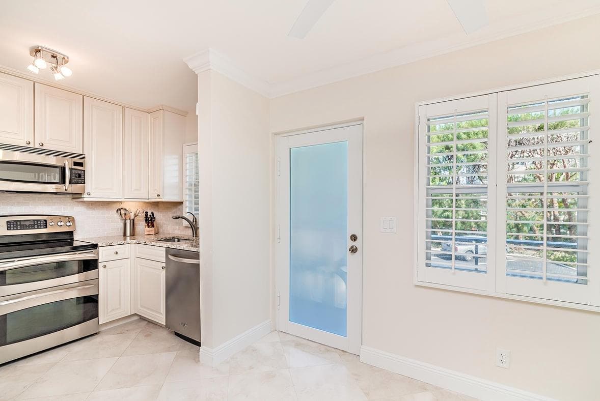 139 Sunrise Avenue 2020 photo 2