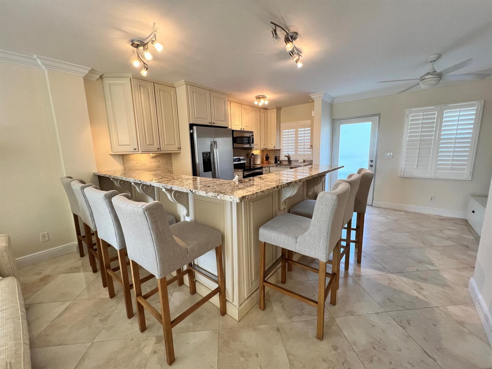 139 Sunrise Avenue 2020 photo 8