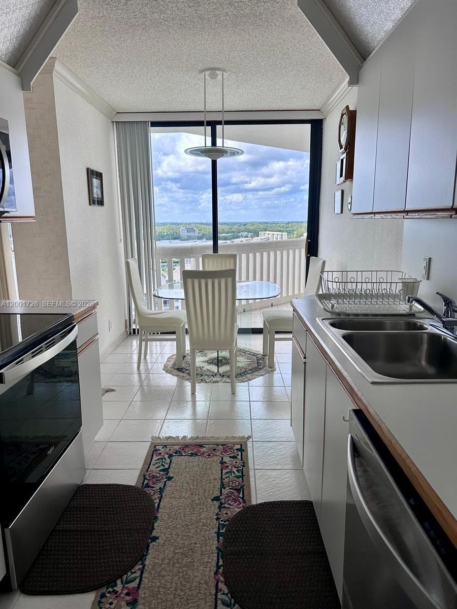 1000 Island Blvd 1511 photo 9