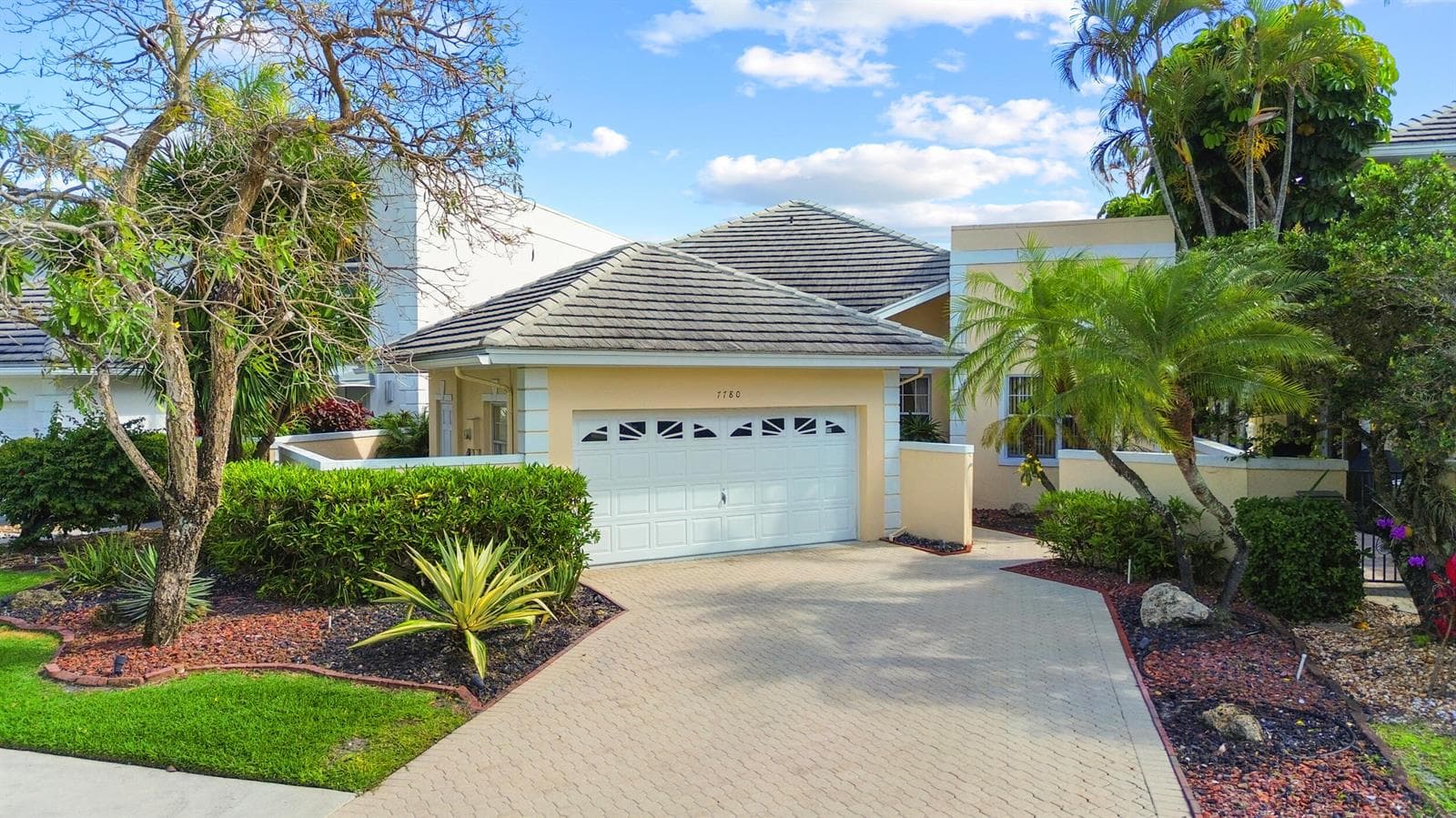 7780 Travelers Tree Drive photo 1