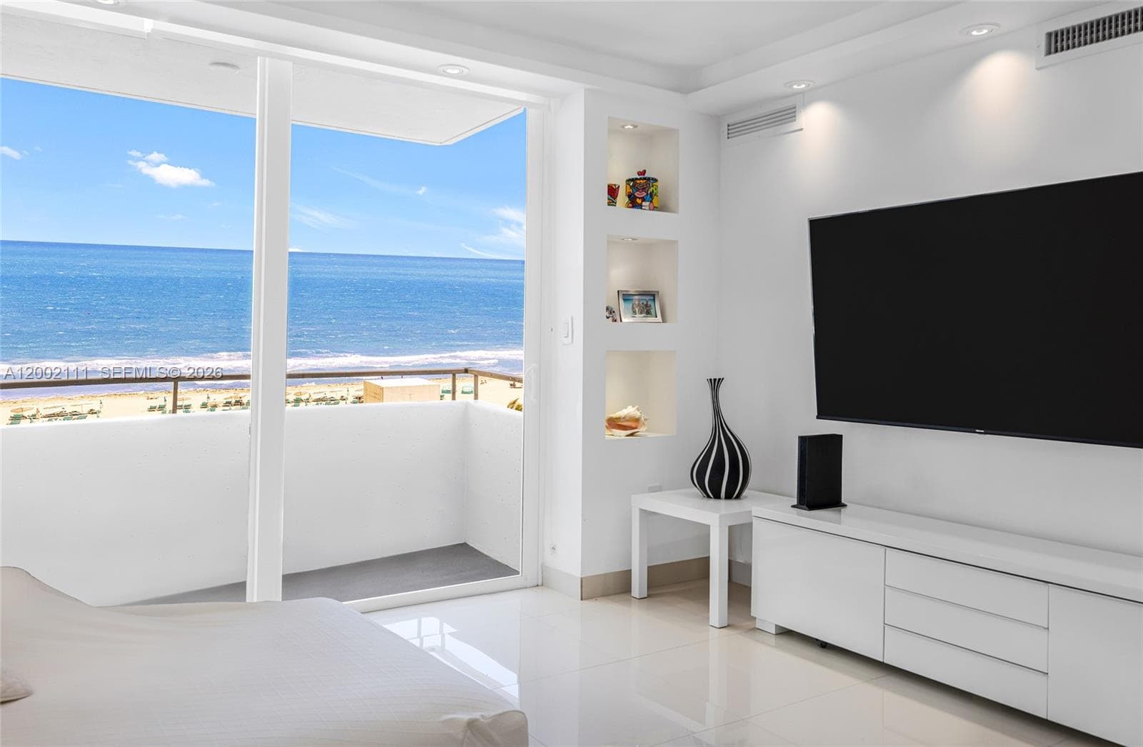 465 Ocean Dr 906 photo 4