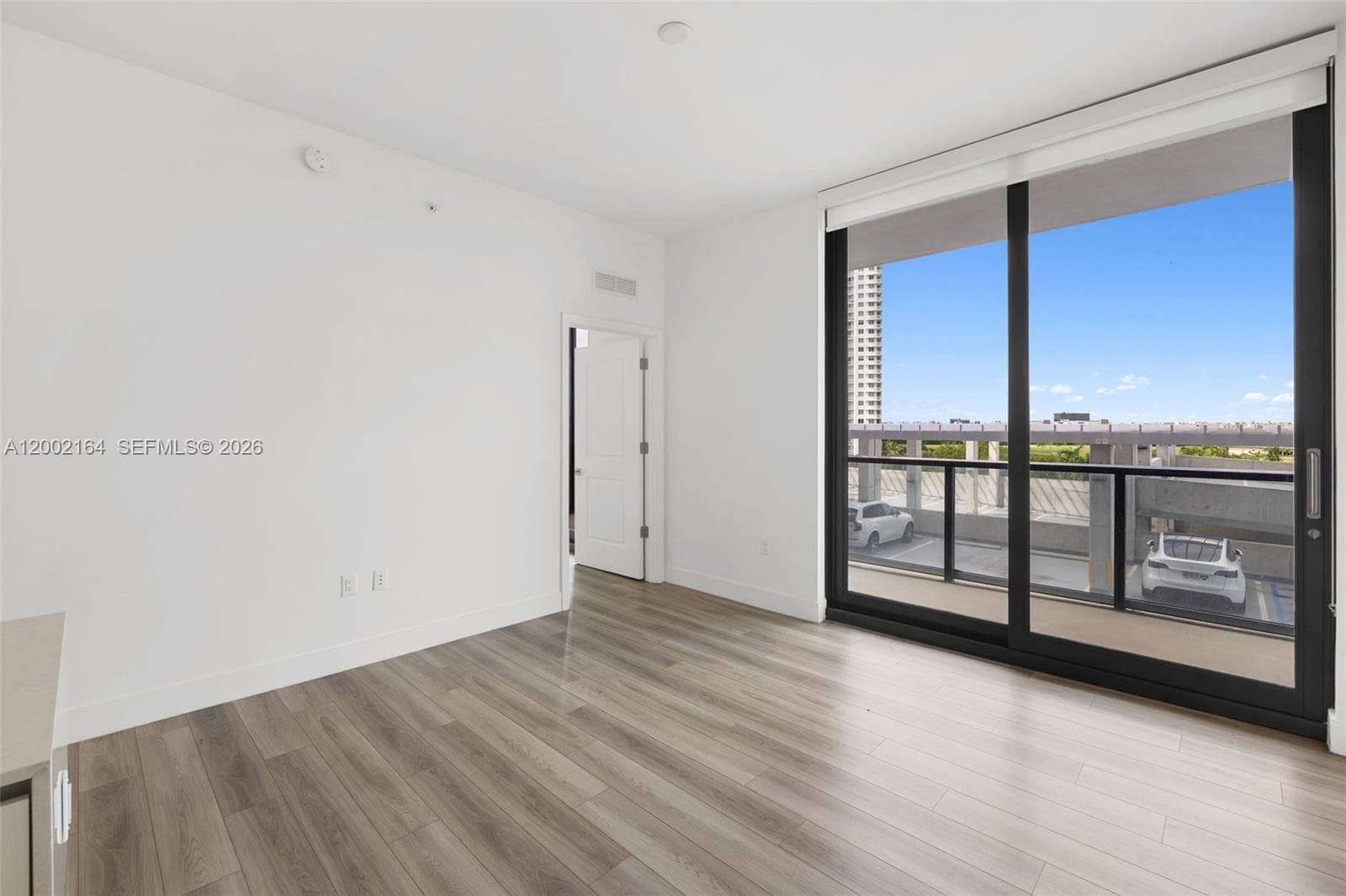 101 Diplomat Pkwy 605 photo 4