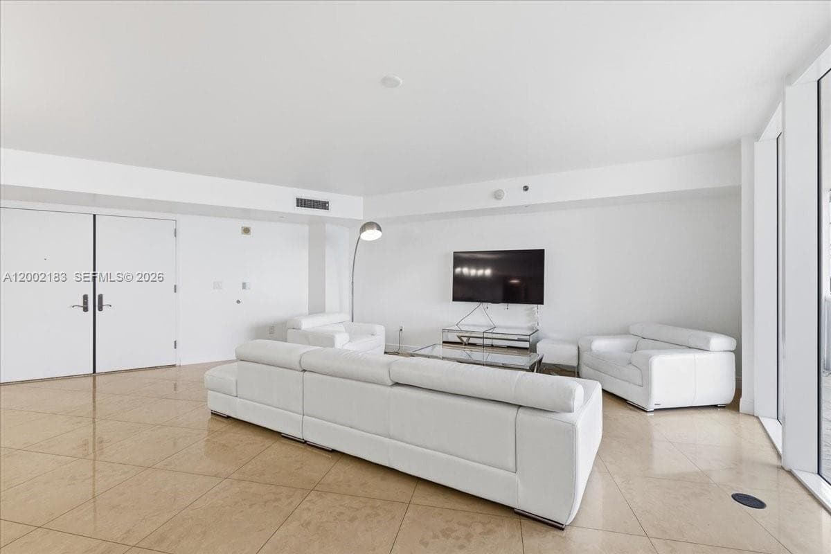 17201 Collins Ave 1107 photo 7