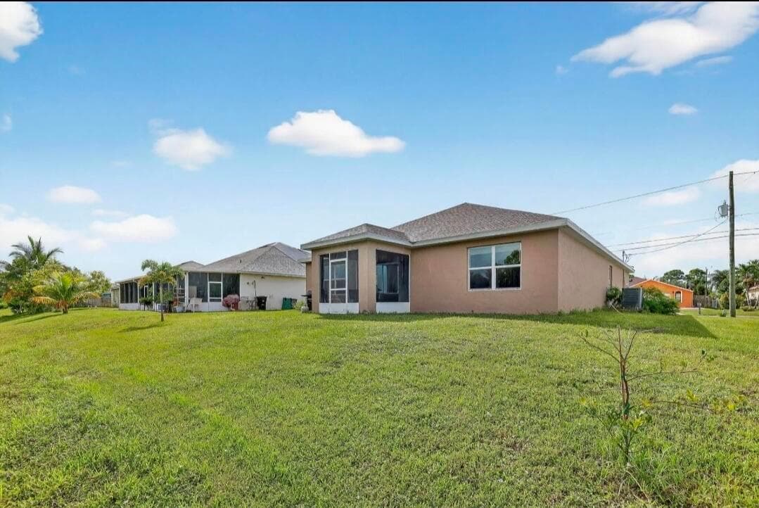 543 SW Whitmore Drive photo 2