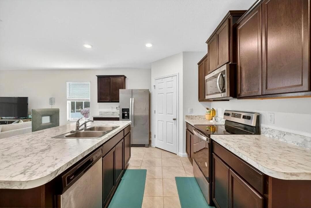 543 SW Whitmore Drive photo 6