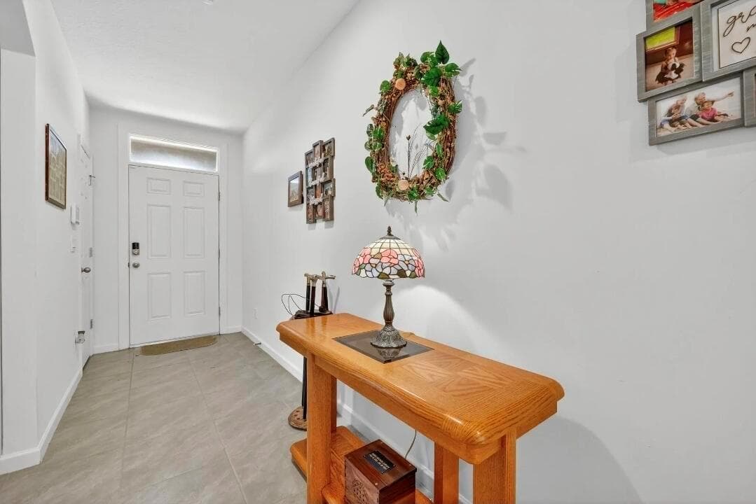 543 SW Whitmore Drive photo 3