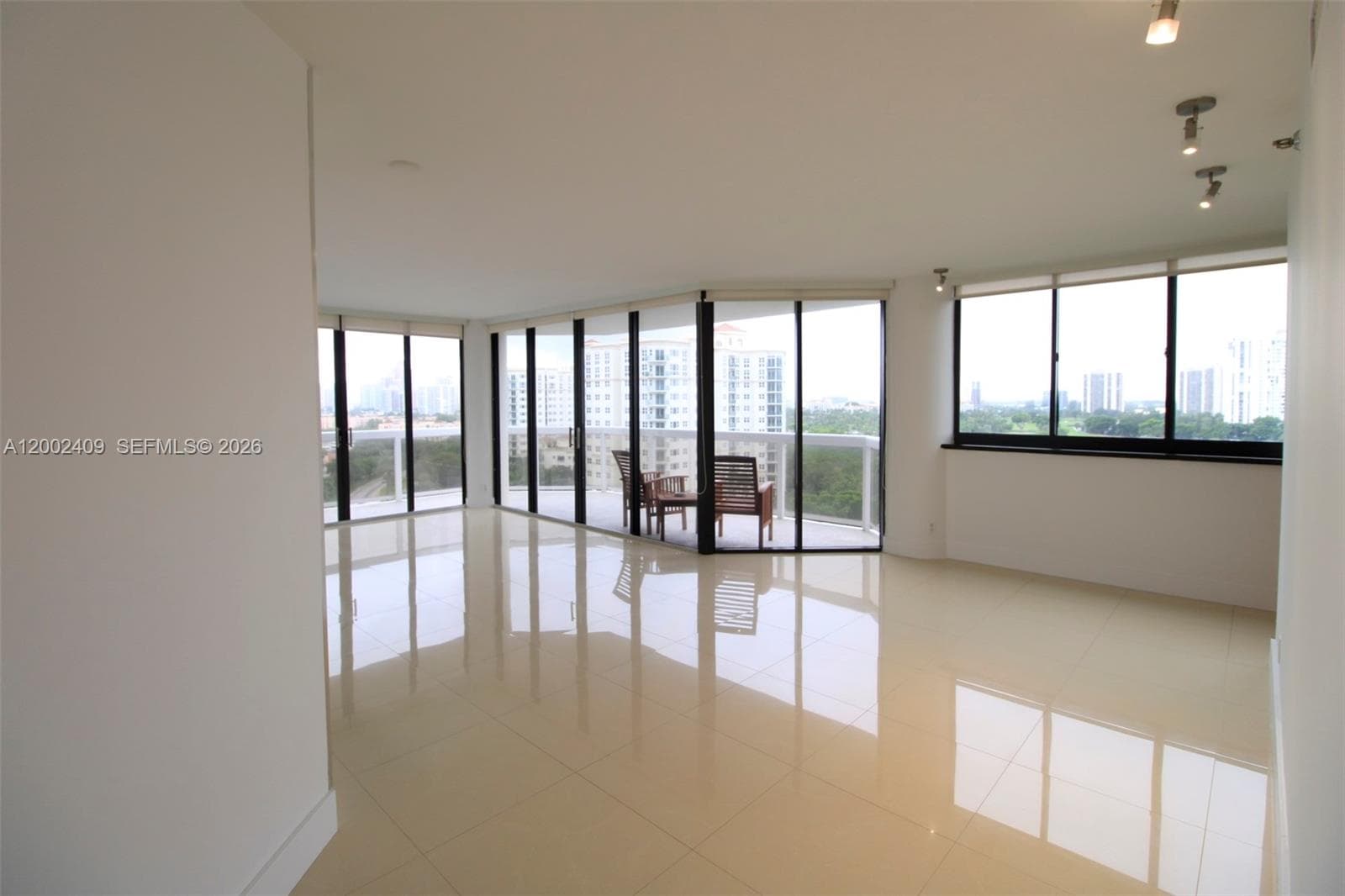 20185 Country Club Dr 1105 photo 3