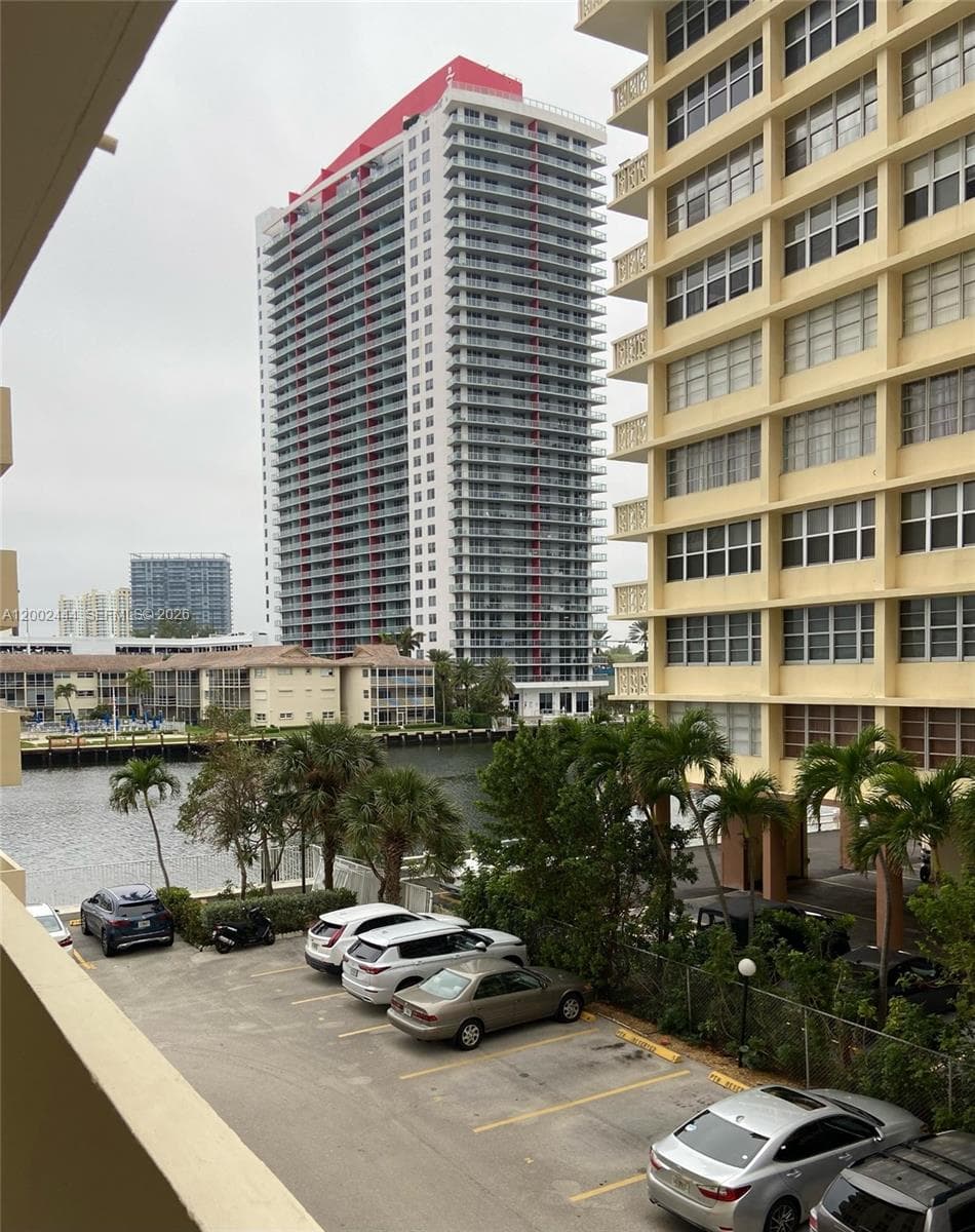1833 S Ocean Dr 309 photo 2