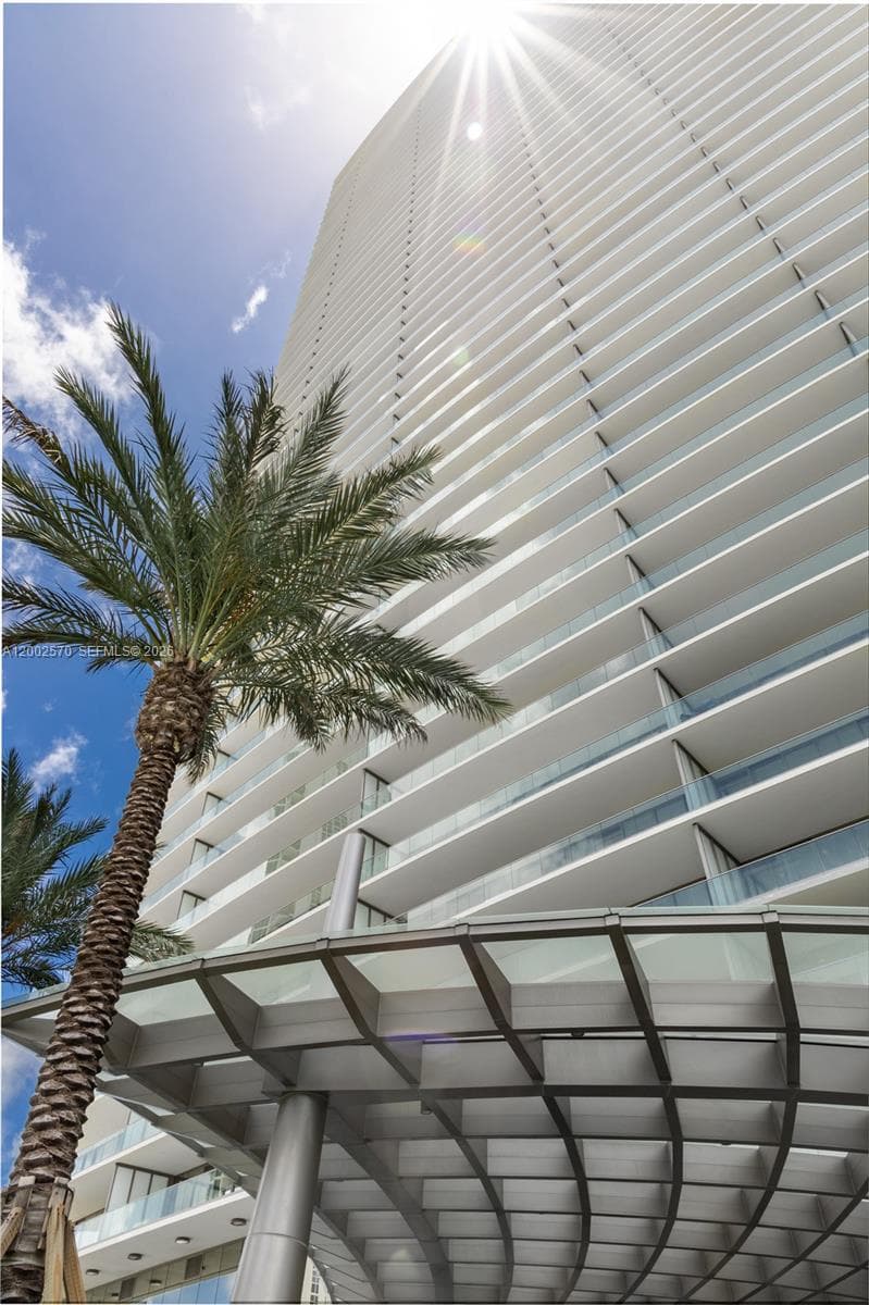 18975 Collins Ave 504 photo 23