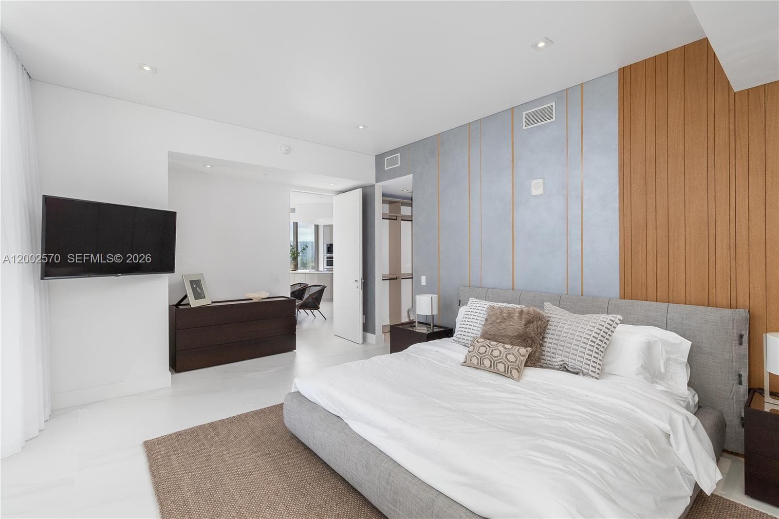 18975 Collins Ave 504 photo 11