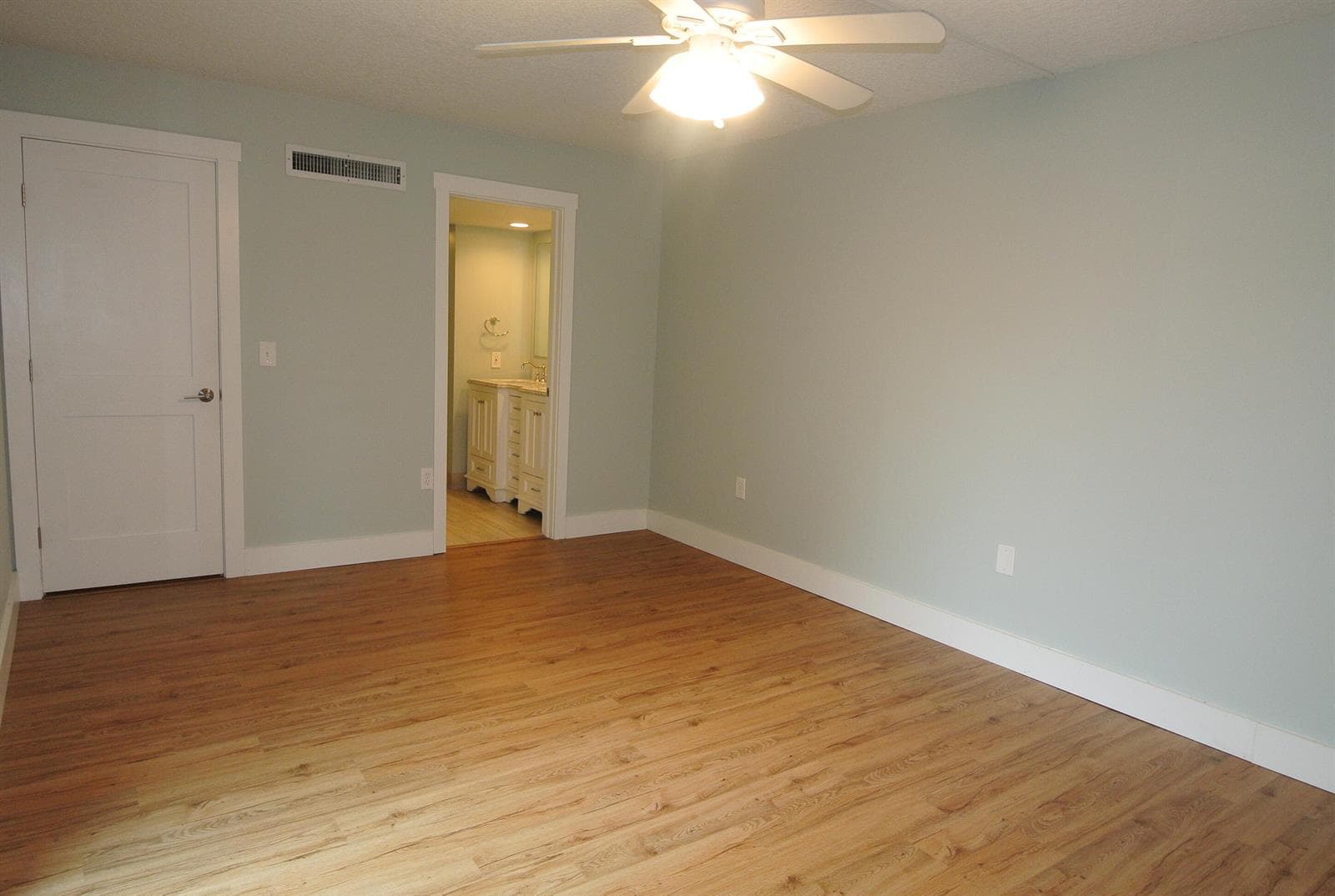 825 Center Street 3d photo 14