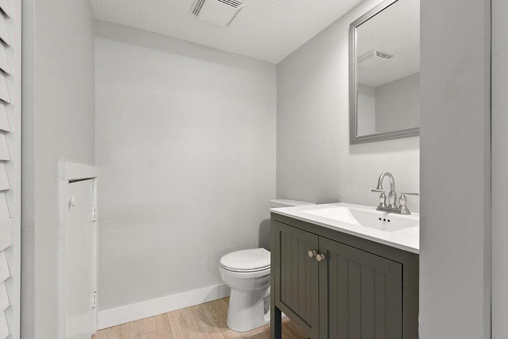 825 Center Street 3d photo 8