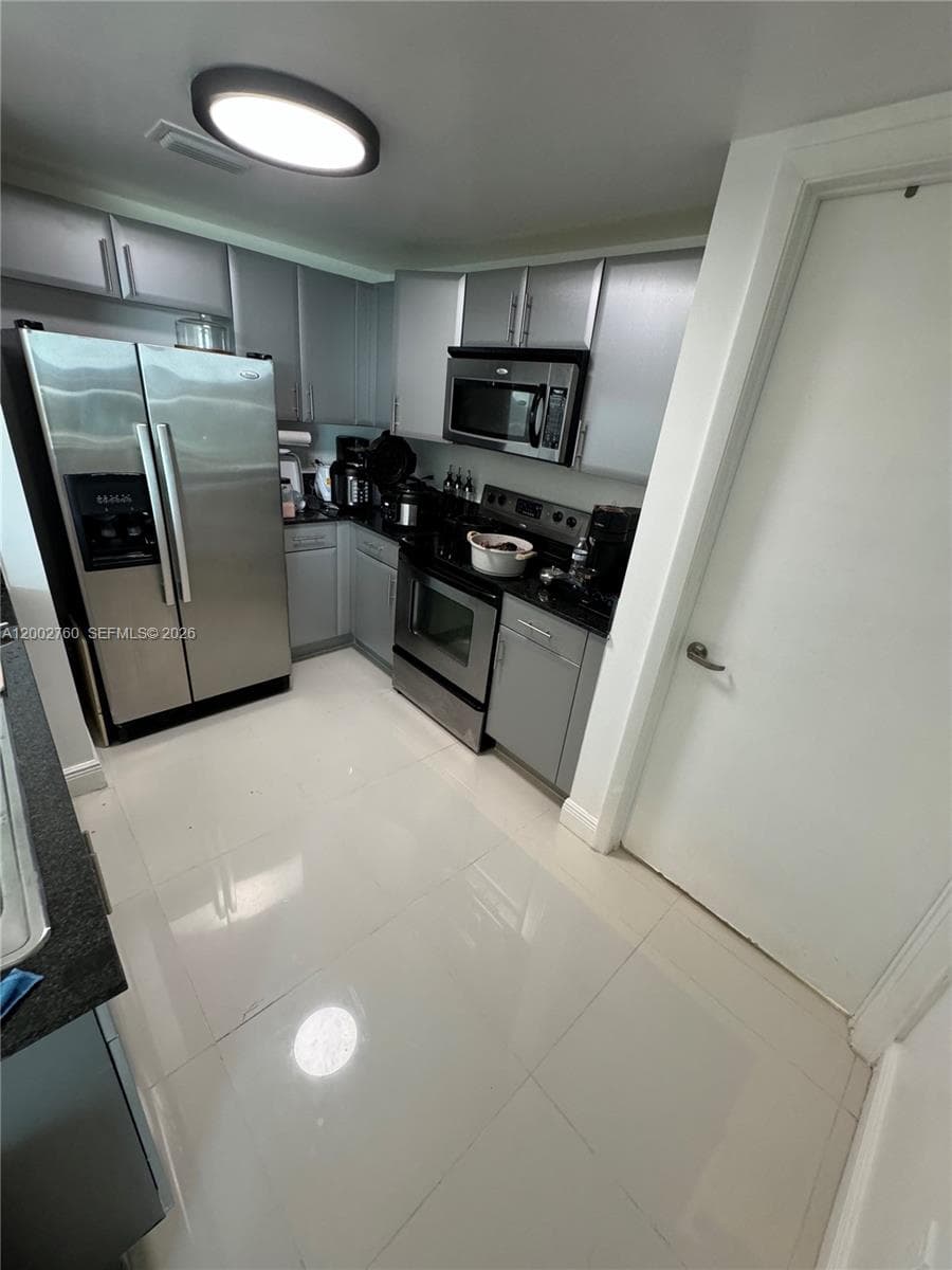 1861 S River Dr 902 photo 4