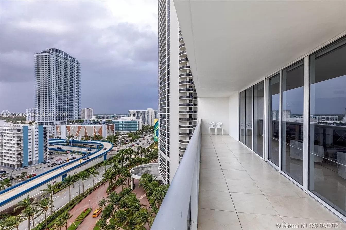 1830 Ocean Dr 1606 photo 2