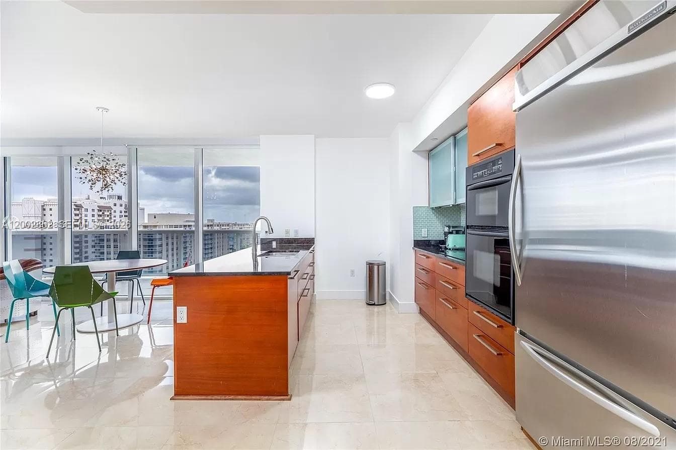 1830 Ocean Dr 1606 photo 3