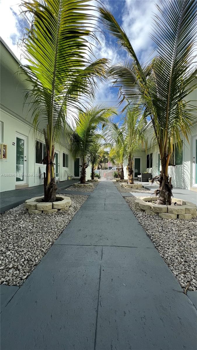 8235 Crespi Blvd 4 photo 22