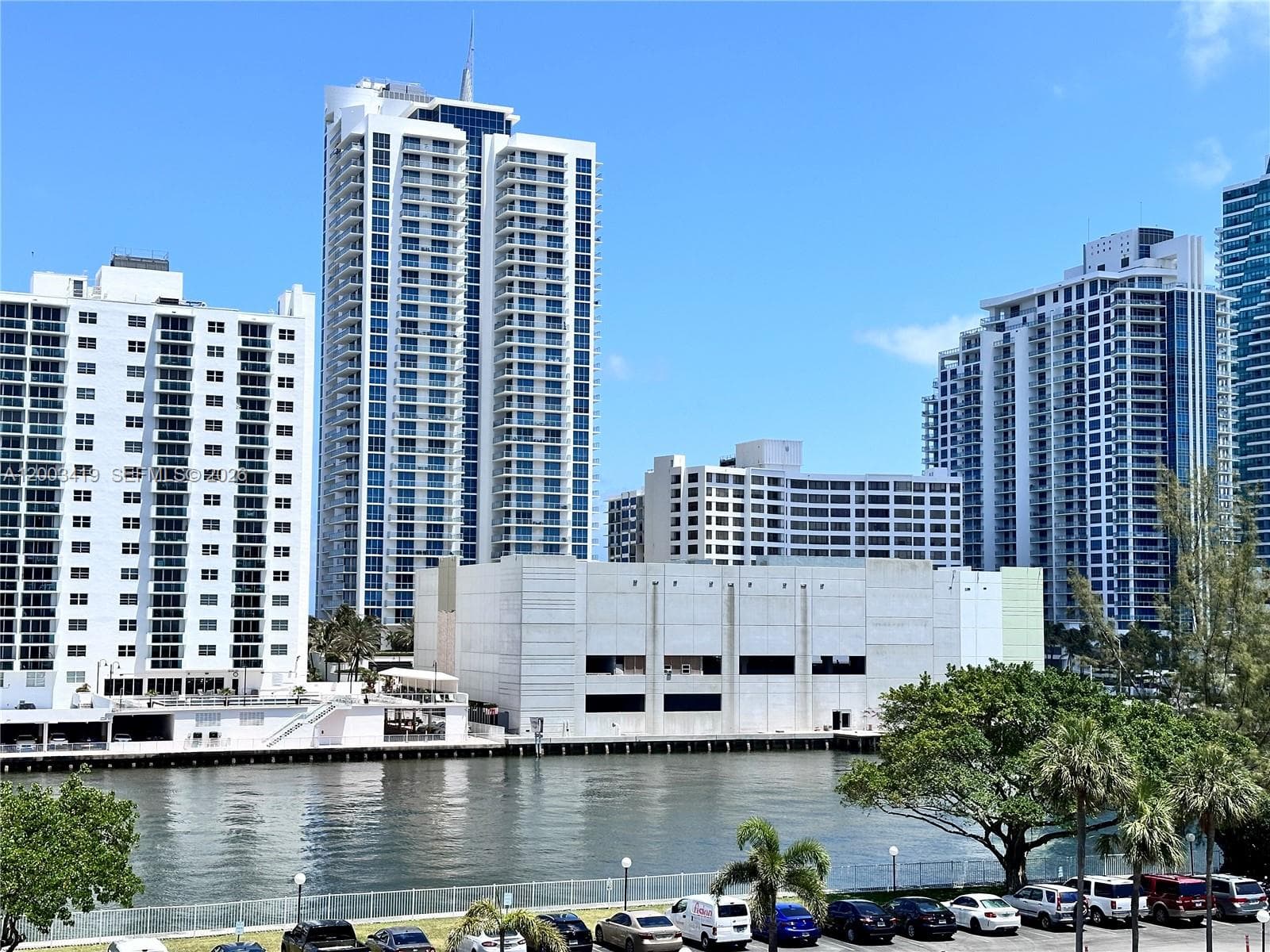 800 Parkview Dr 522 photo 2