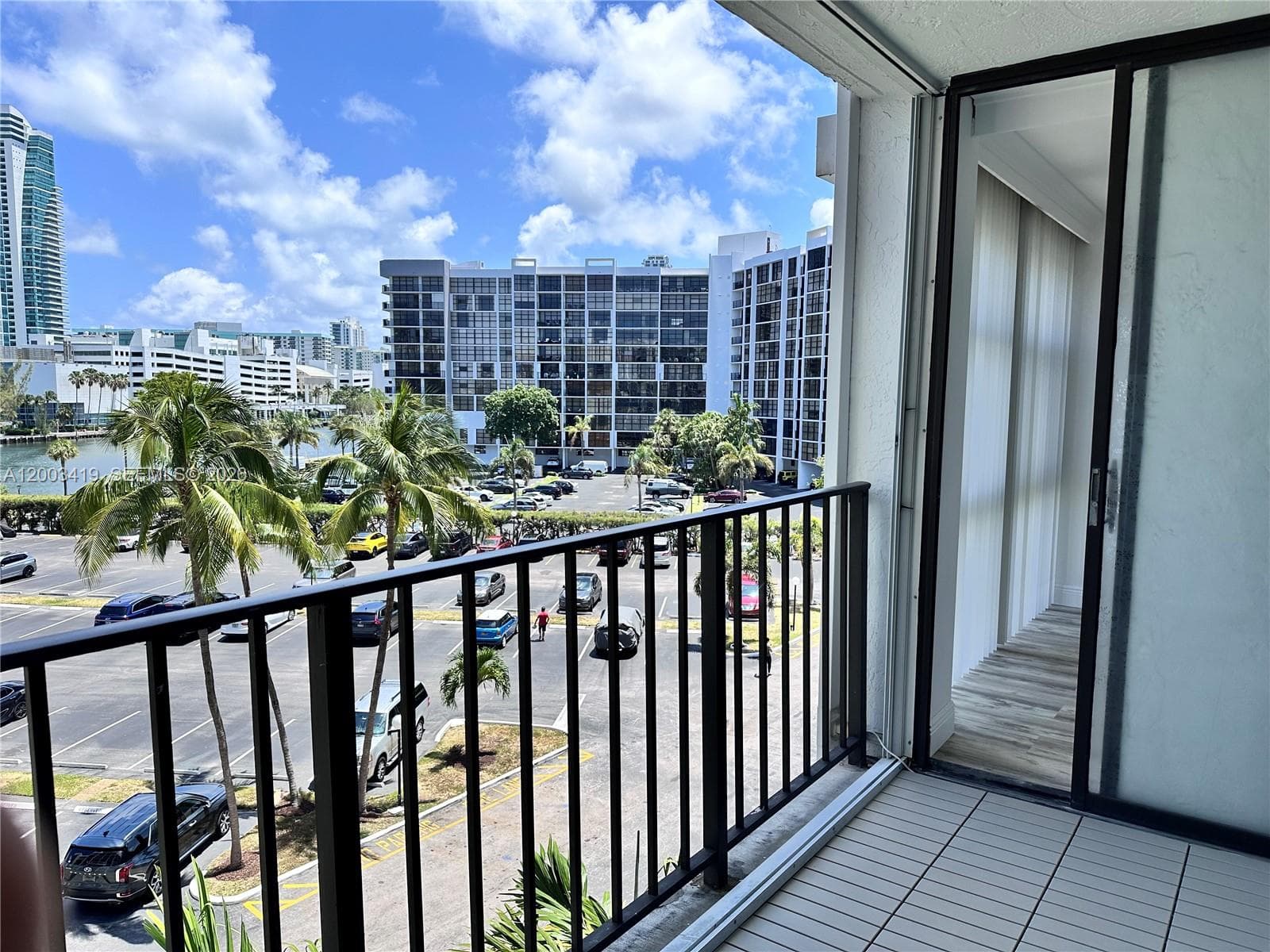 800 Parkview Dr 522 photo 3