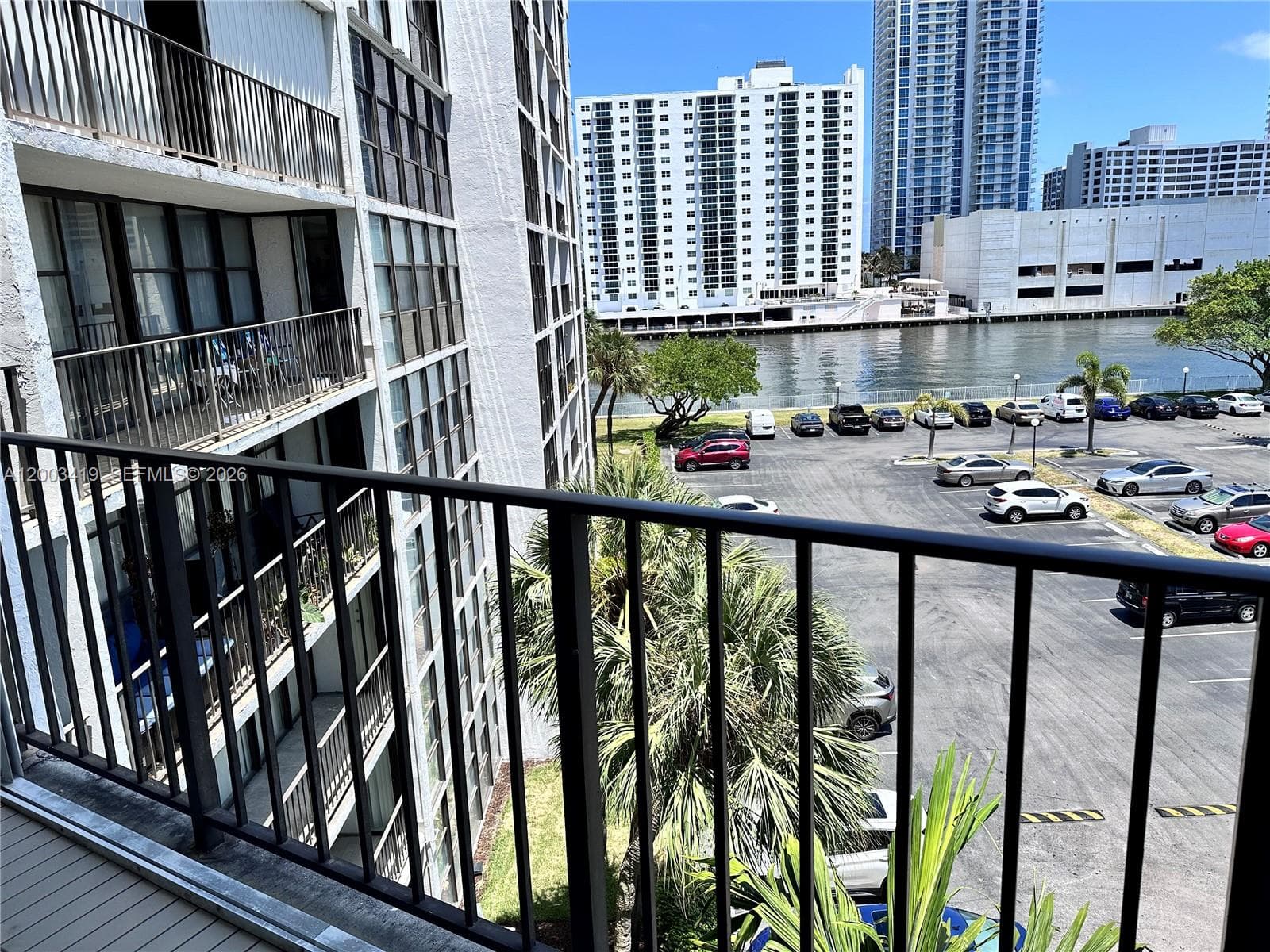 800 Parkview Dr 522 photo 4