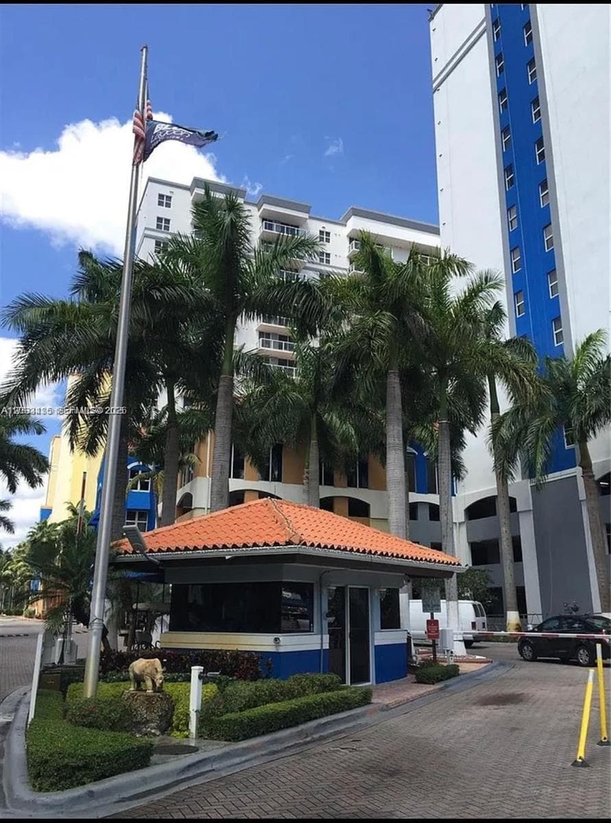 5077 7th St 1107 photo 2