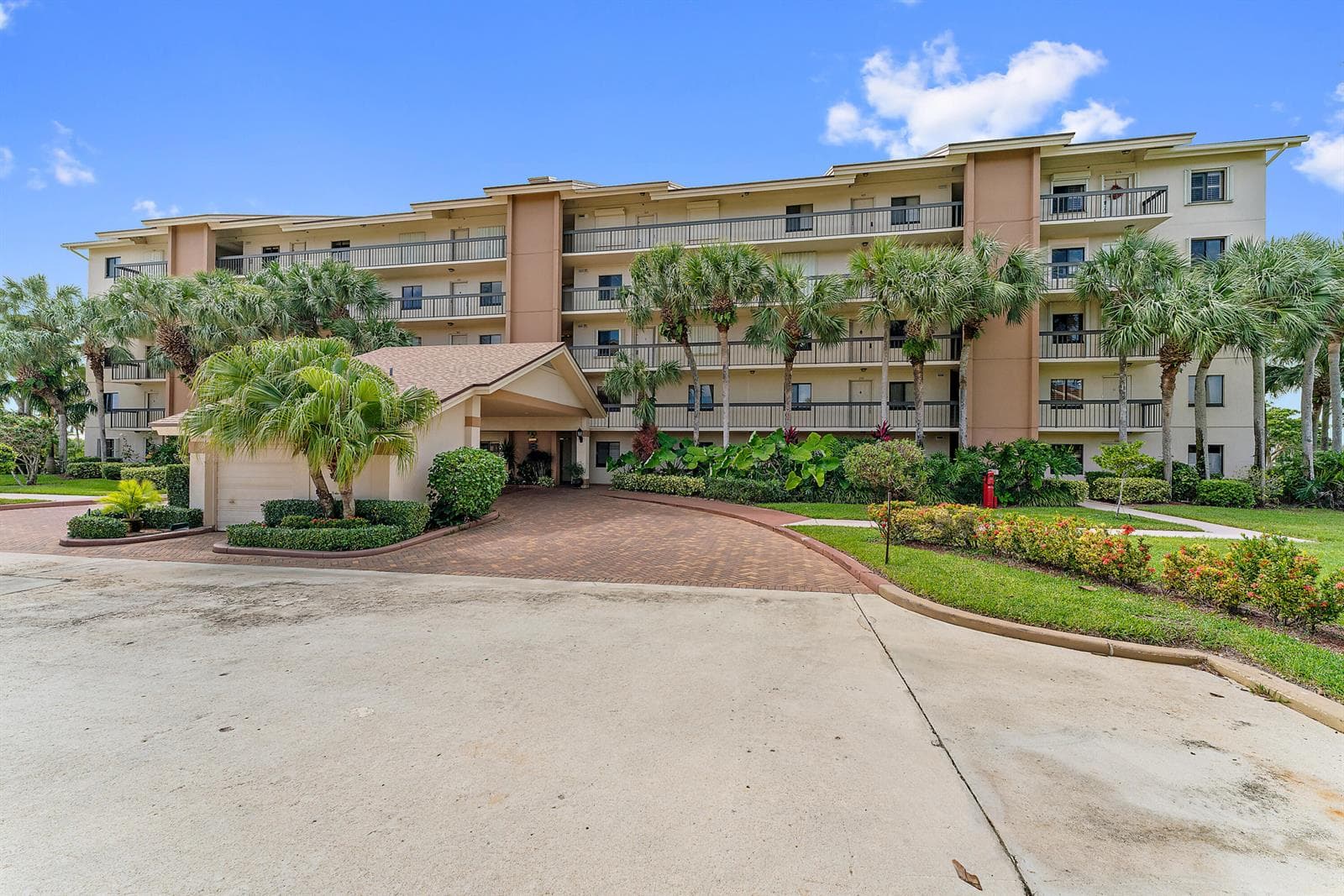 1001 Seafarer Circle 204 photo 2