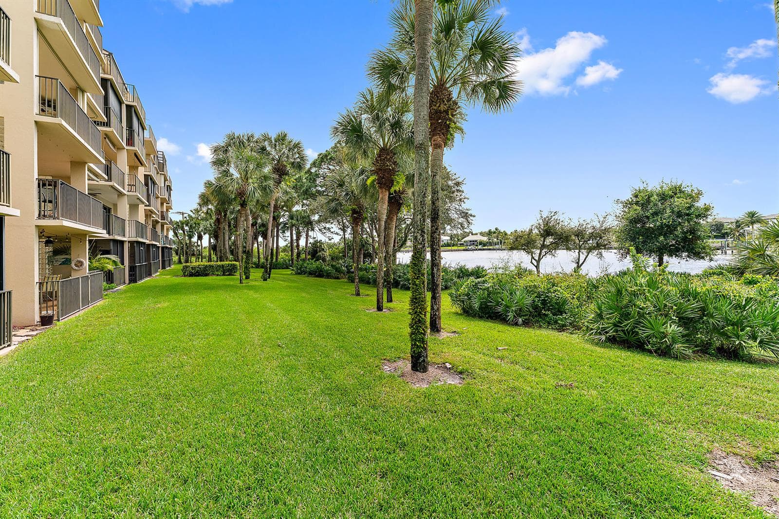 1001 Seafarer Circle 204 photo 4