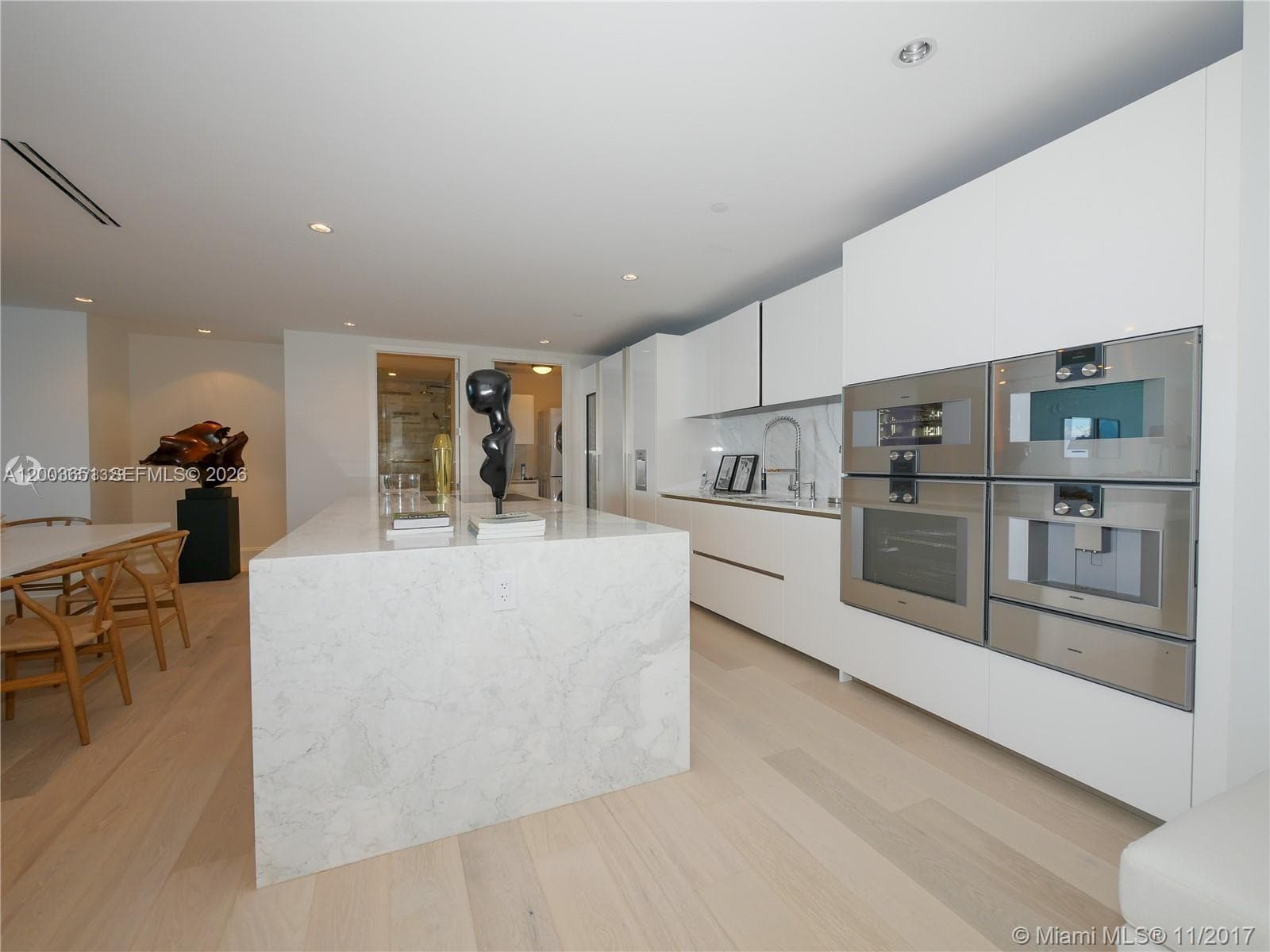 10201 Collins Ave 2006 photo 13