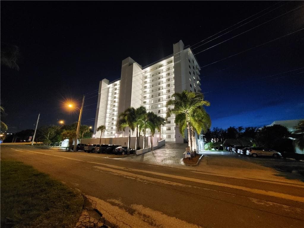 1401 N Riverside Drive 807 photo 2