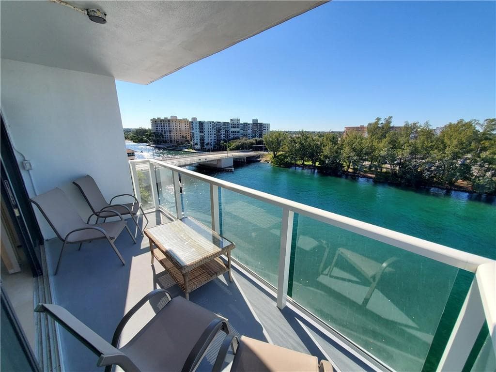 1401 N Riverside Drive 807 photo 5