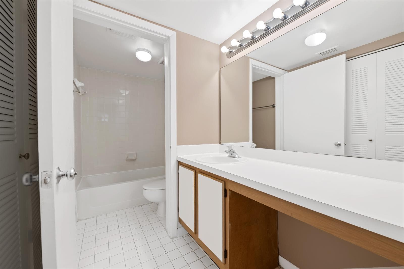 2861 N Oakland Forest Drive 202 photo 12