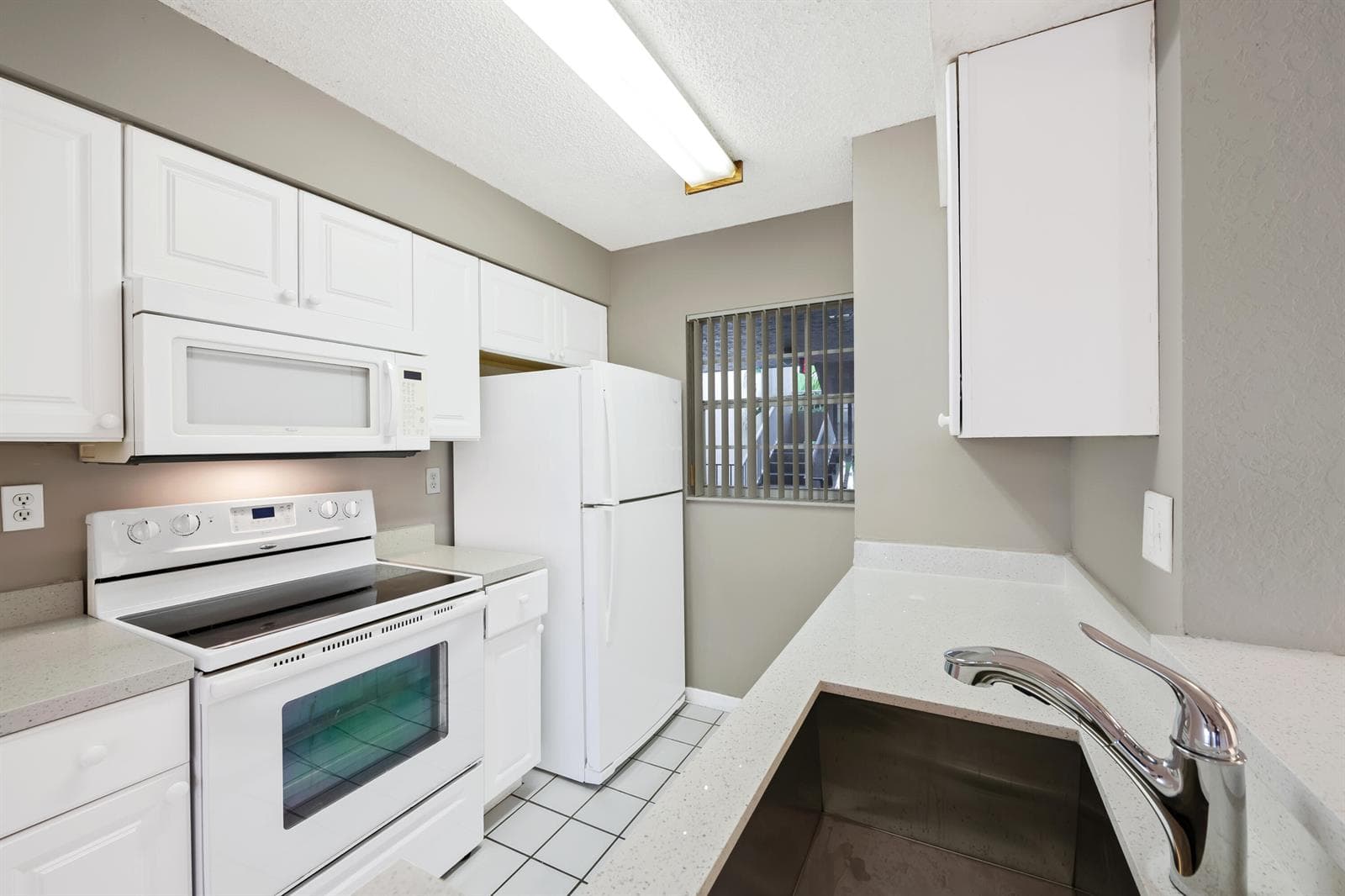 2861 N Oakland Forest Drive 202 photo 3