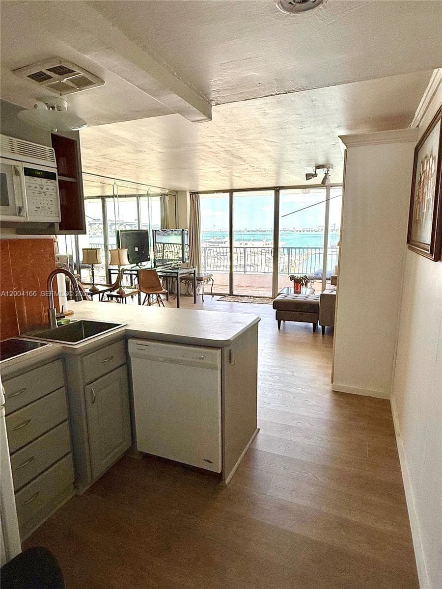 555 15th St 420 photo 3