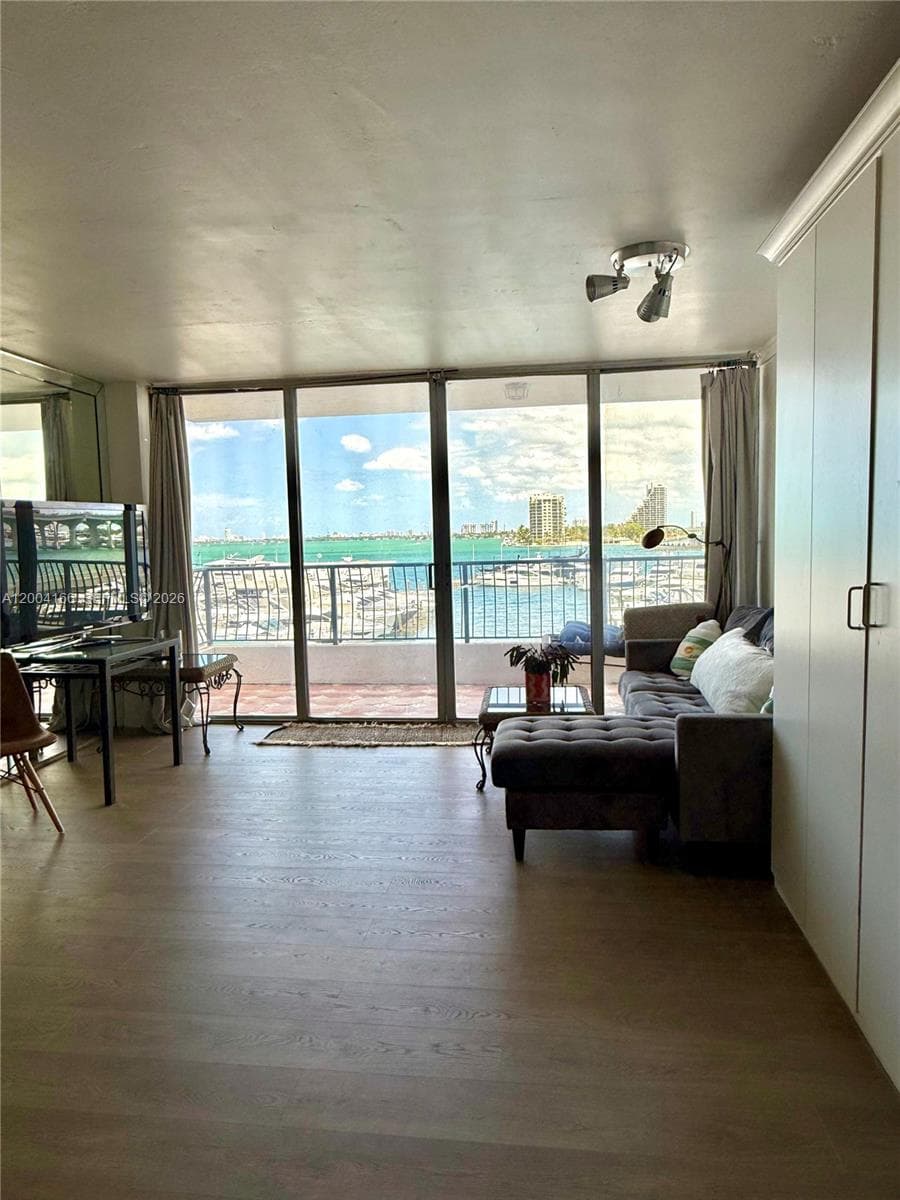 555 15th St 420 photo 4