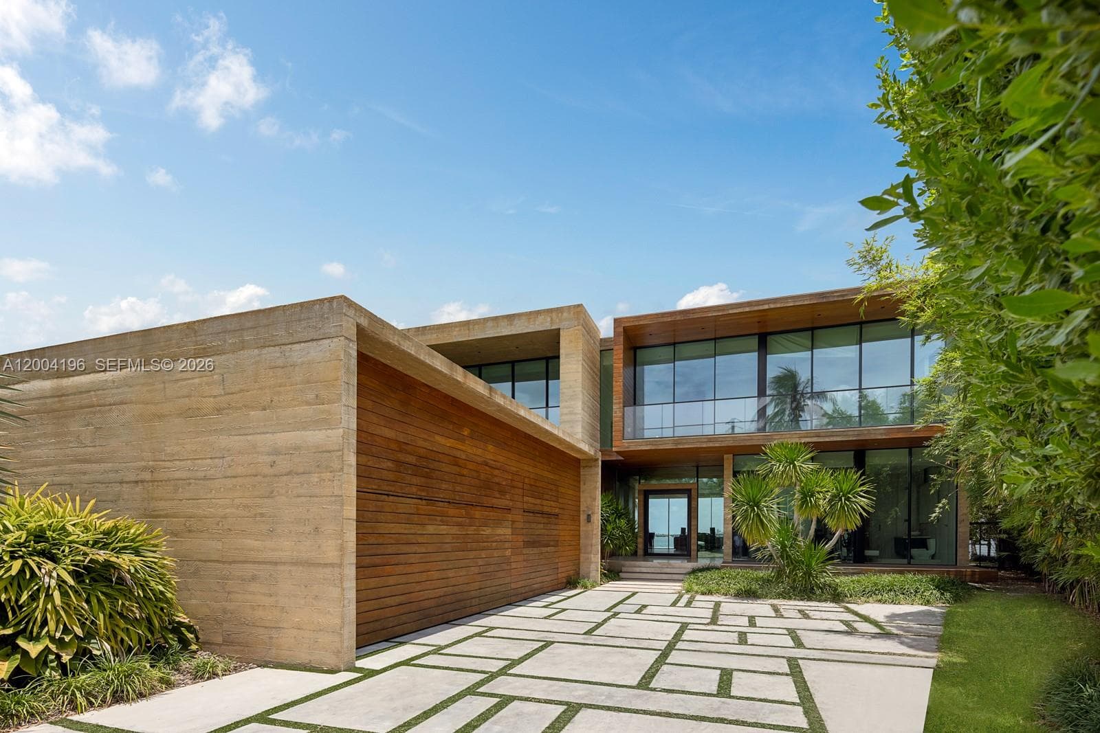 825 Dilido Dr photo 3