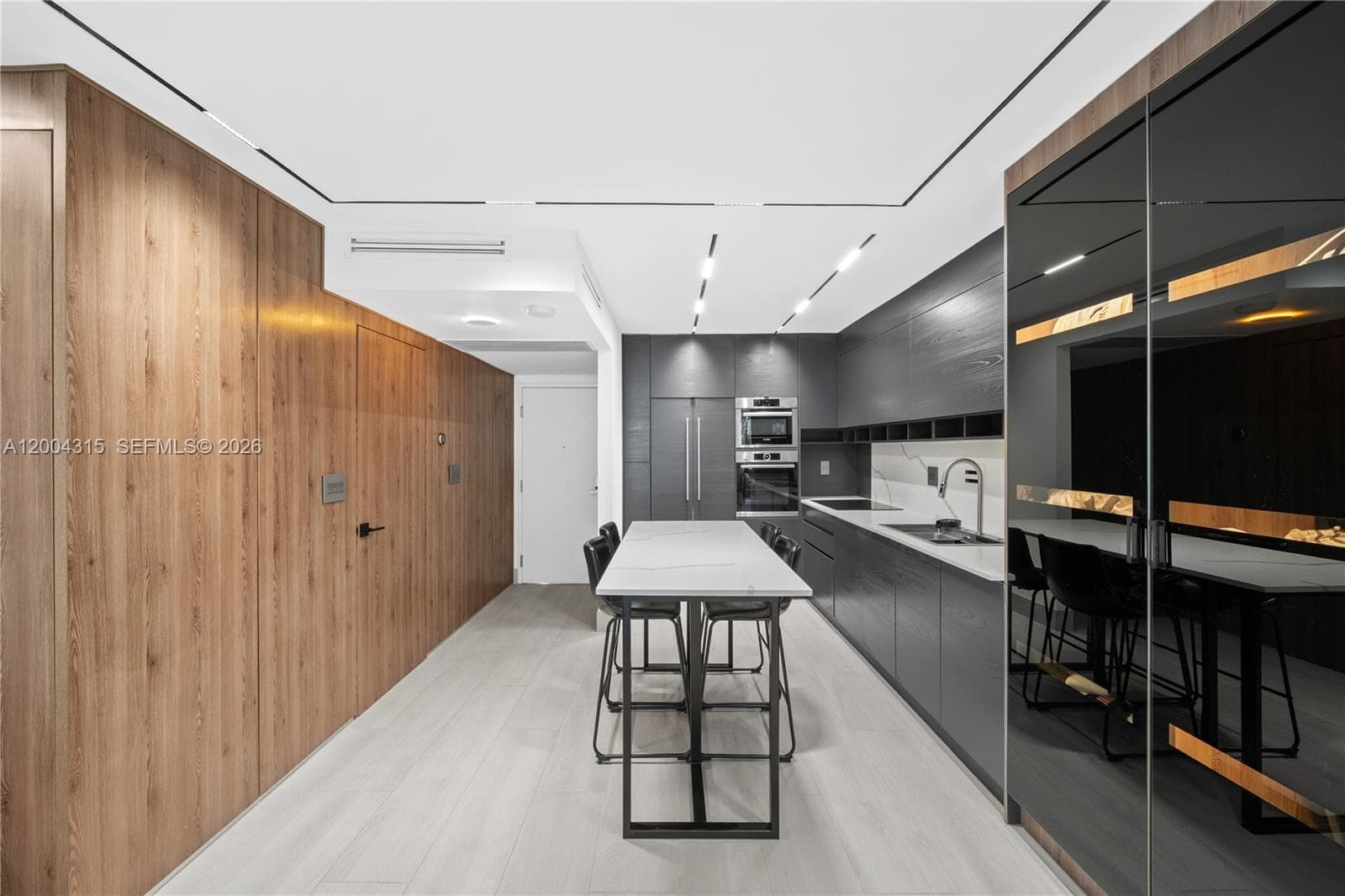 2301 Collins Ave 432 photo 6