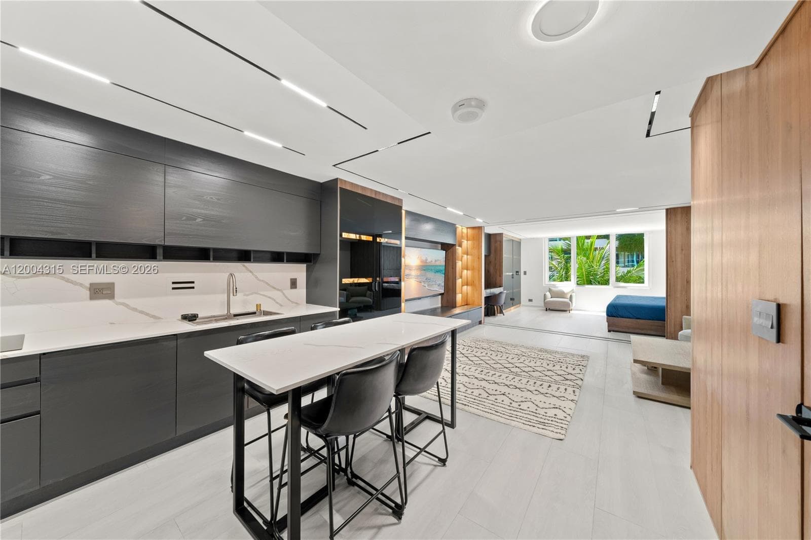 2301 Collins Ave 432 photo 4