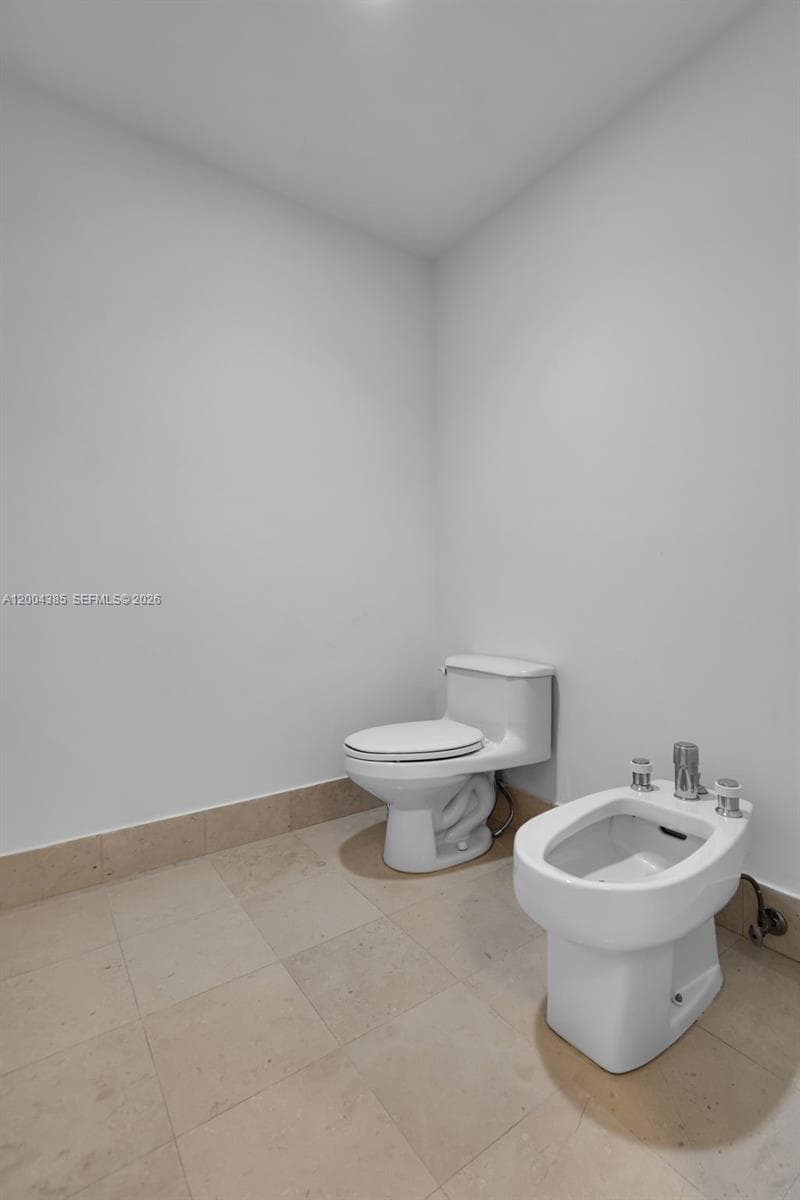 21150 Point Pl 904 photo 24