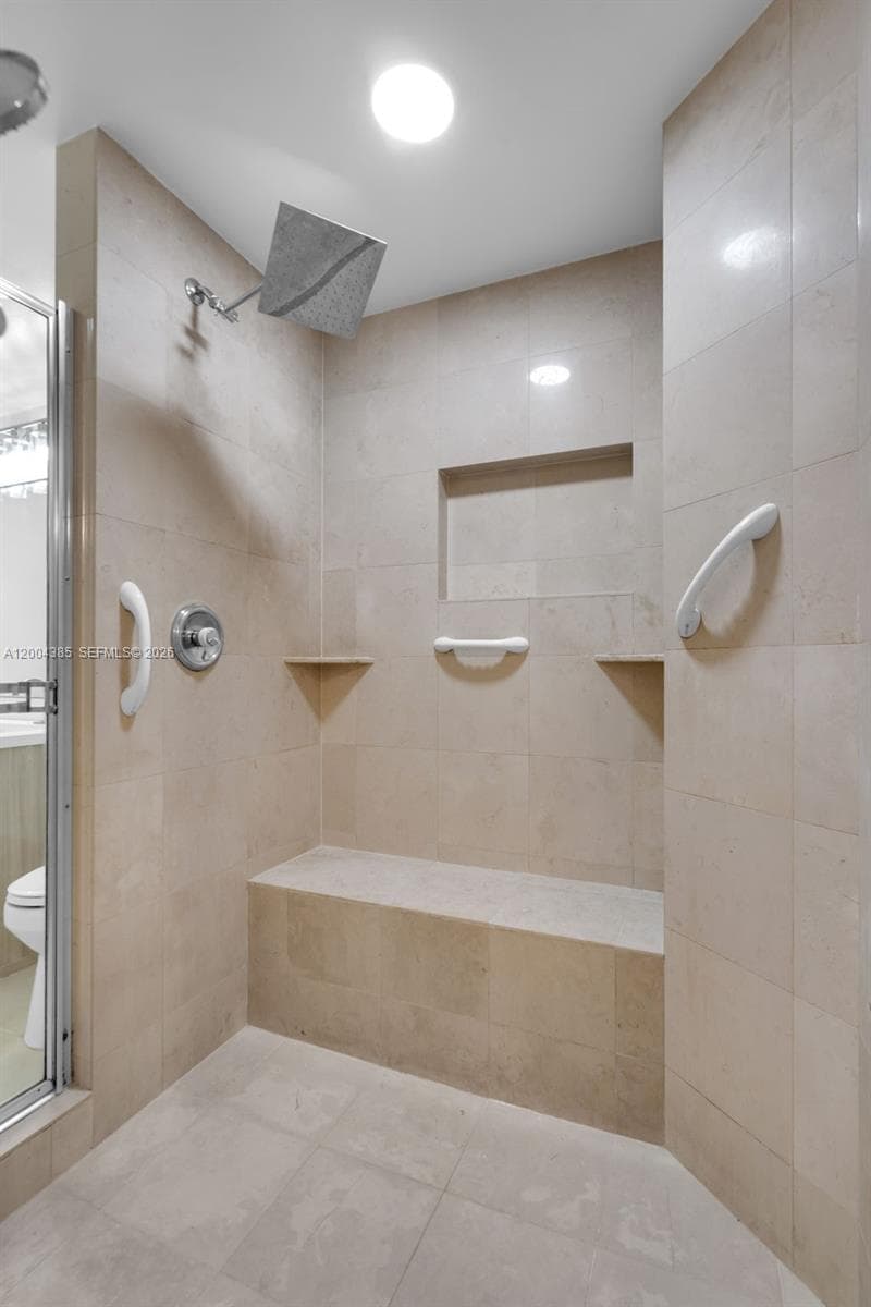 21150 Point Pl 904 photo 25