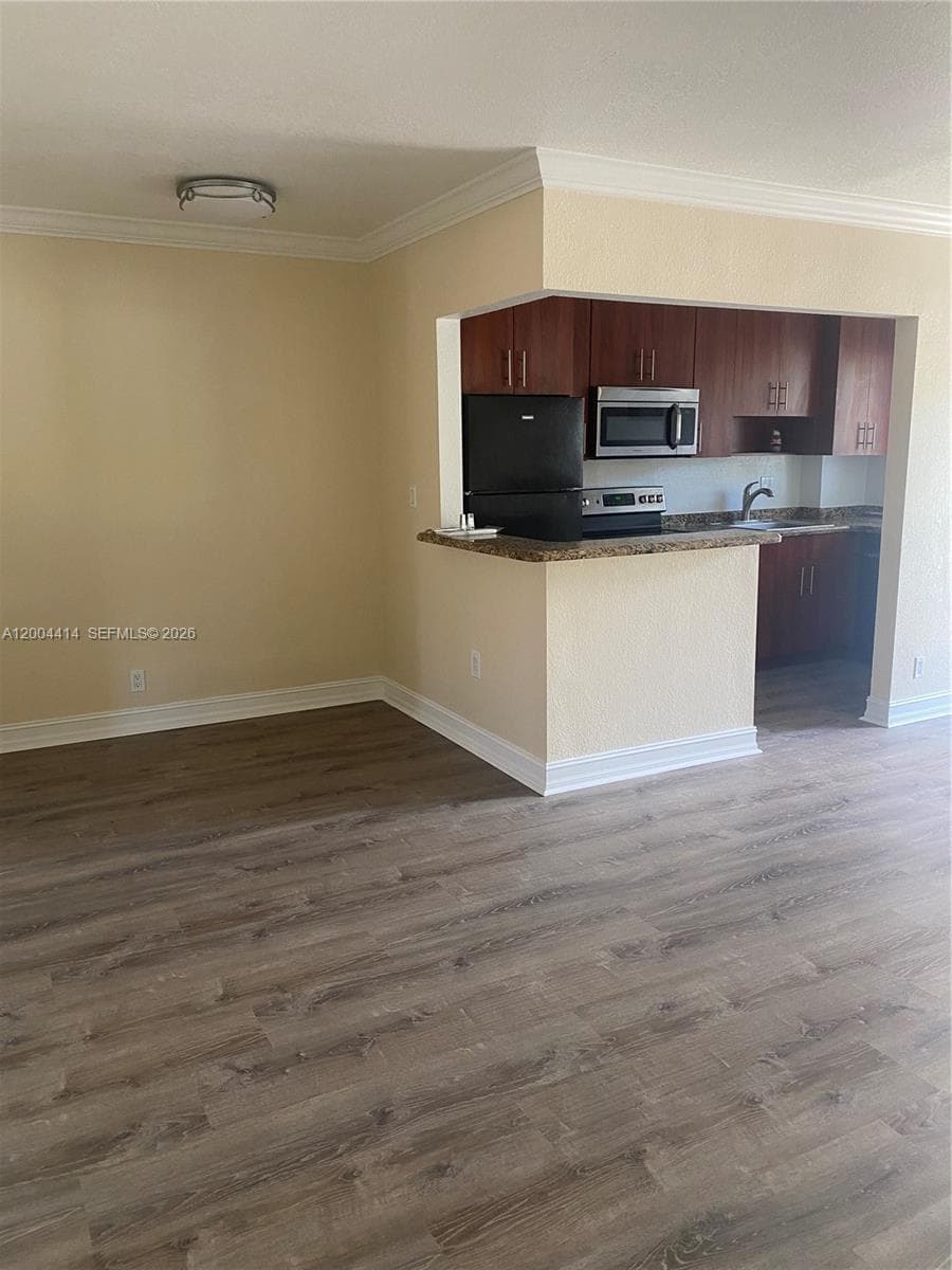 1400 56th St 111 photo 3