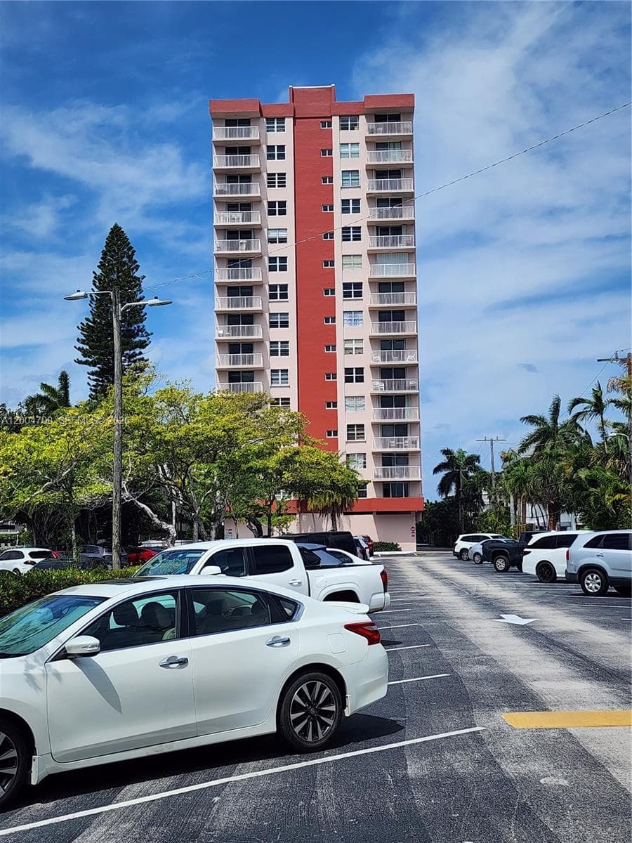 3161 Ocean Dr 409 photo 2